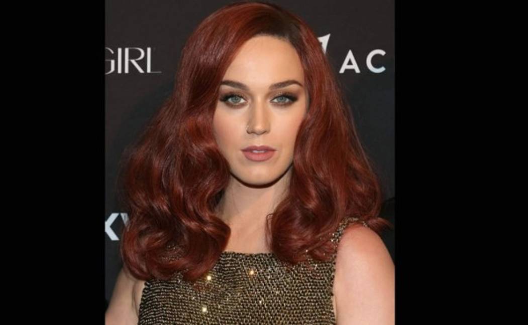 joven katy perry con cabello rubio