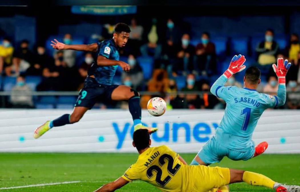 A los 14 minutos, Antony Lozano recibió un centro preciso de Alex Fernández y con un sutil zurdazo en el área mandó la pelota al fondo de las redes, imposible de poder detener para el portero argentino Asenjo del club local.