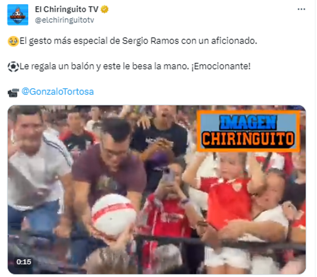 Asimismo, el exjugador del Real Madrid tuvo un gesto con uno de los aficionados del conjunto sevillista.