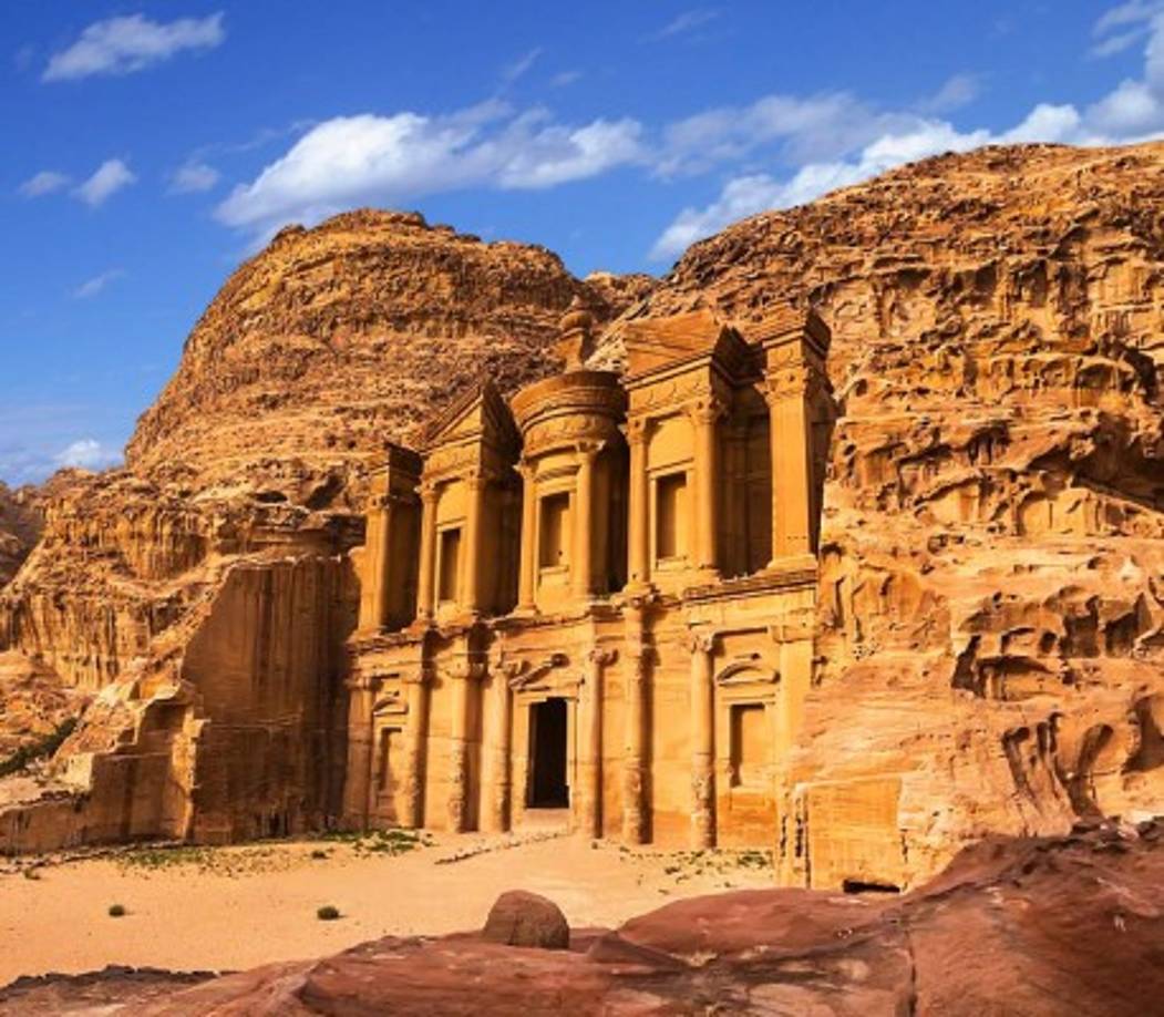 6- Jordania<br/><br/>Jordania tiene en la actualidad cinco lugares declarados Patrimonio de la Humanidad por la Unesco: Petra, El palacio de Quseir Amra, Um er-Rasas y Sitio Bautismal. El país de Medio Oriente es conocido por su turismo religioso, pero ahora está despegando en la aventura por sus Safari por la reserva natural de Shawmari, Paseo en ultraligero por el desierto de Wadi Rum o simplemente un descenso de cañones en el río Mujib<br/><br/><br/>