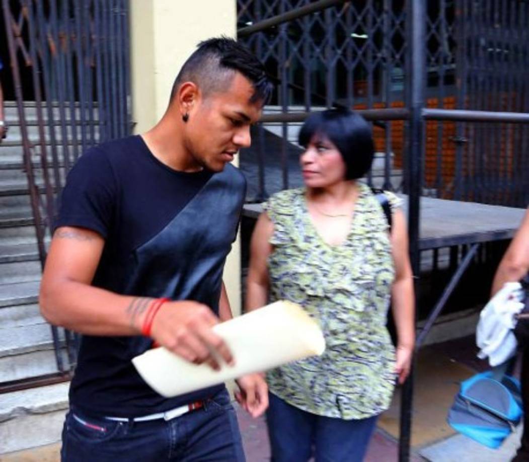 Mario Martínez: El mediocampista fue denunciado ante el Ministerio Público por el delito de negación de asistencia familiar en el 2014. El jugador tenía varios meses de no pagar la pensión alimentaria de 25 mil lempiras, para dos de sus hijos.