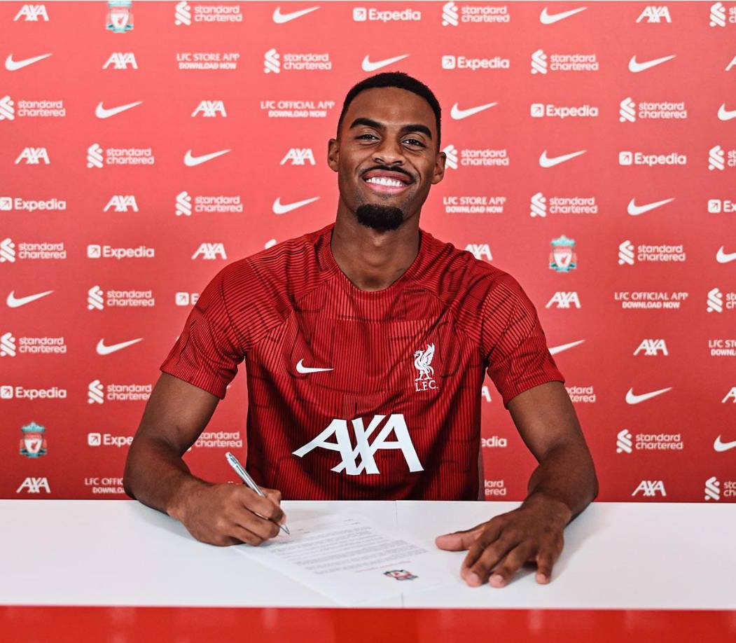 El Liverpool anunció el fichaje del centrocampista neerlandés Ryan Gravenberch, procedente del Bayern Múnich, por 34 millones de libras (40 millones de euros).