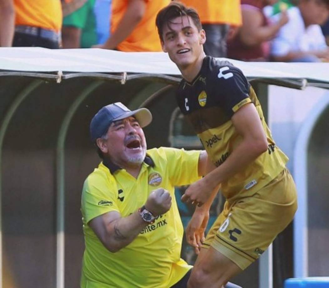 Diego Armando Maradona festeja con Fernando Arce el gol de la victoria de Dorados.