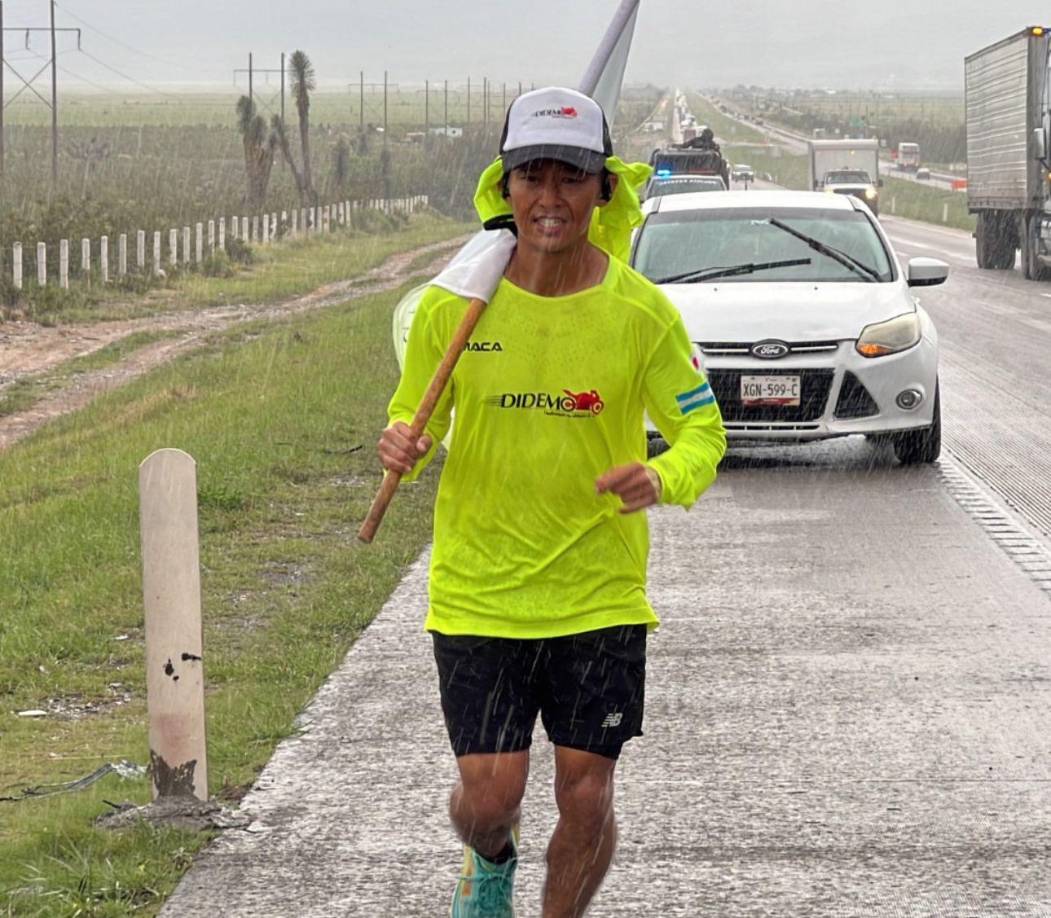 Ante el imponente sol y agua, Shin Fujiyama no se detiene por correr por la educación en Honduras, sigue su paso por México sumando a diario kilómetros y kilómetros hasta llegar a la meta en Honduras para construir 10 escuelas.