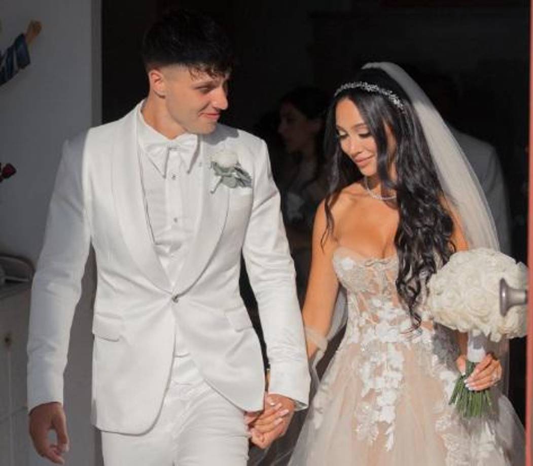 Vas y Ricci se casaron en Mykonos, Grecia, en septiembre de 2023 y anunciaron su embarazo justo un año después.