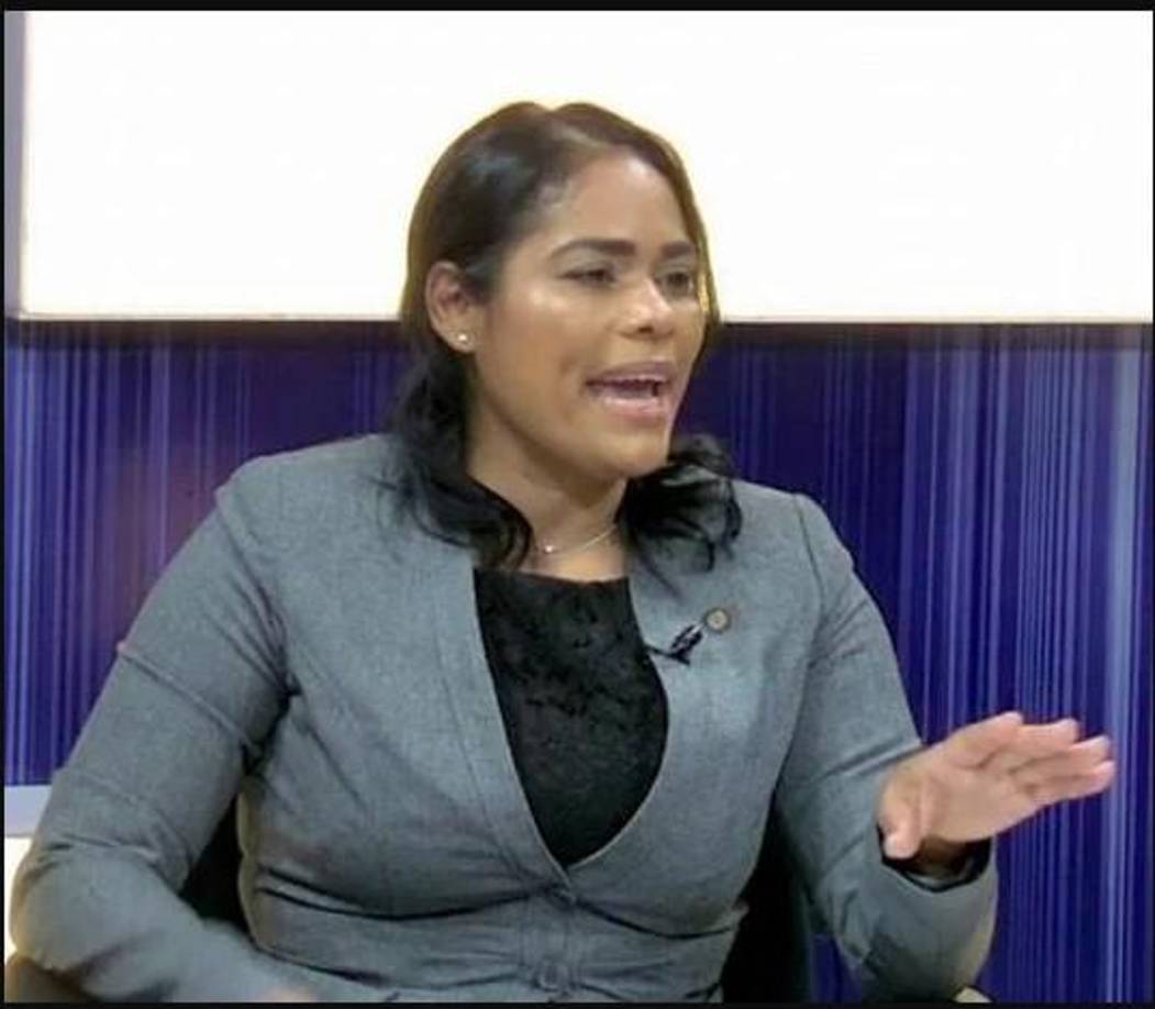 En su biografía dice ser decana en Teología Latinoamericana, así como también dice ser pastora de la Iglesia Cristiana Evangélica Pentecostal Shalom Tierra de Paz. En un principio, se dijo que era la directora de la iglesia Templo Shalom Unidos por Cristo.