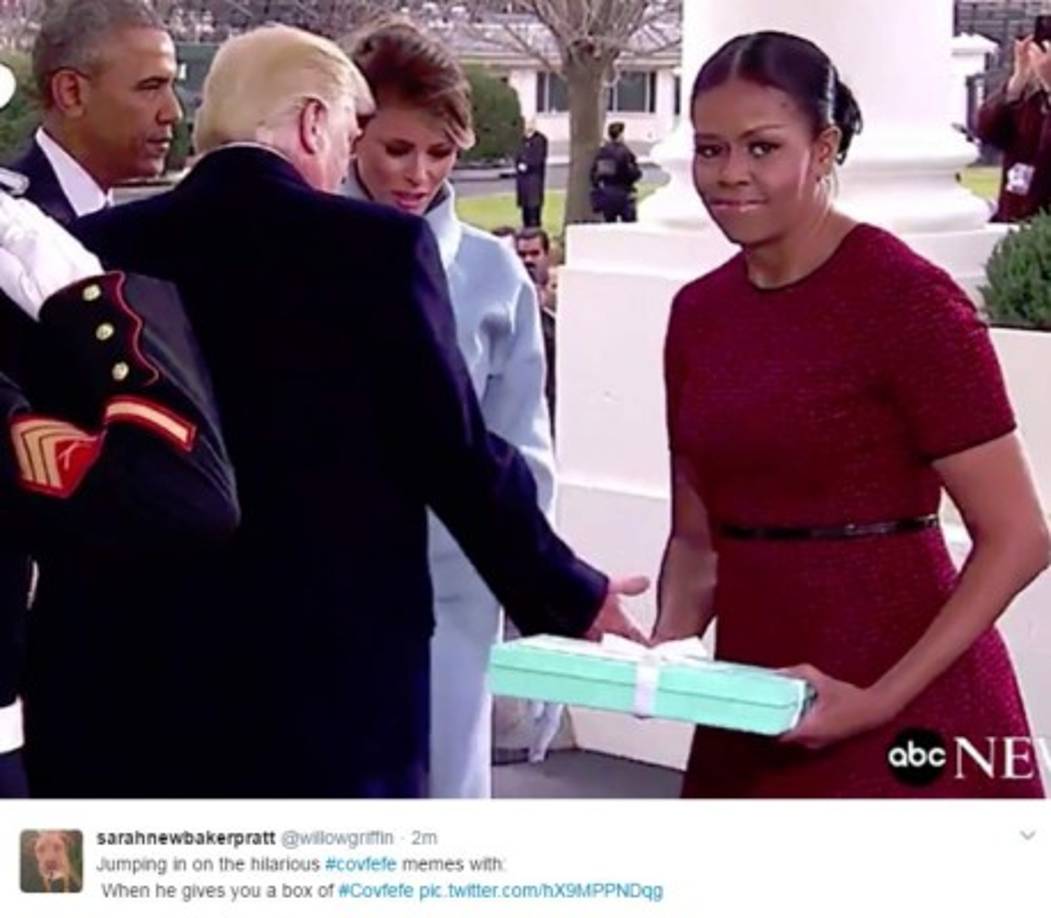 Antes de ser borrado, el tuit de Trump obtuvo más de 100.000 retuits y también más de 100.000 'me gusta', mientras que la etiqueta #covfefe se convirtió en la primera tendencia en Twitter en Estados Unidos. <br/>'Cuando das una caja de covfefe', escribió este usuario.<br/>