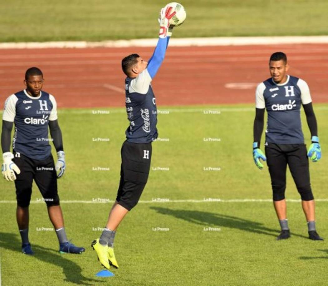 Porteros. Así trabajan los cuidavallas Luis López, Denovan Torres y Harold Fonseca.