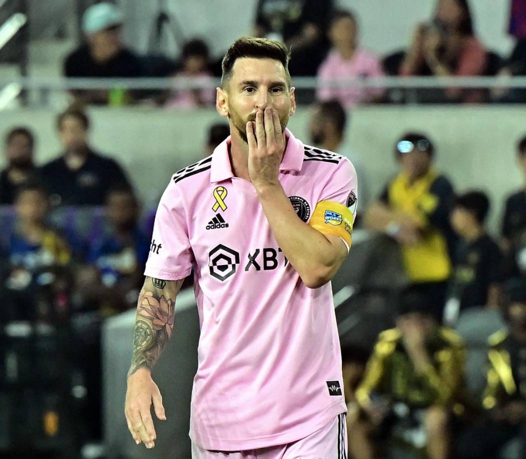 Messi se lamenta luego de que el portero de Los Ángeles FC le sacara un gol con una mano.