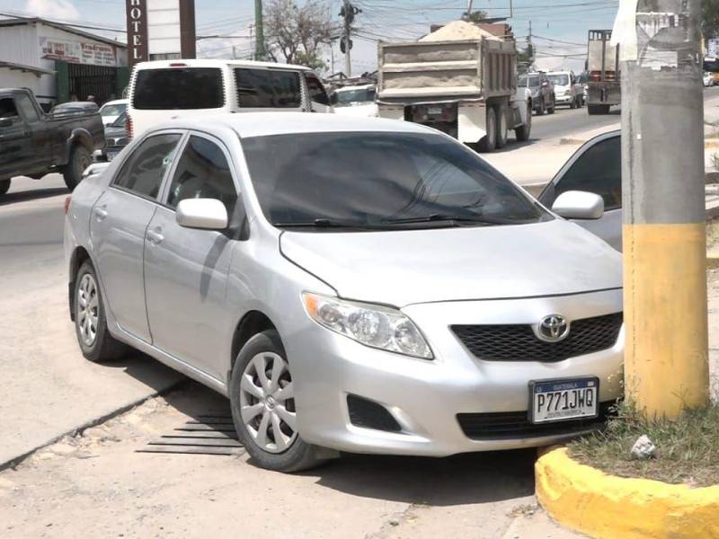 Las víctimas de este hecho violento, que resultaron heridas, se transportaban en un vehículo tipo turismo, marca Toyota (Corolla), color gris.