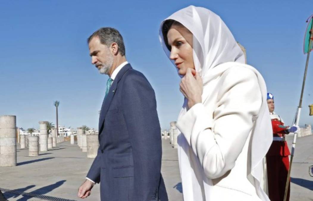 El compromiso oficial se llevó a cabo en Rabat, capital de Marruecos.<br/>Al evento la reina Letizia llegó cubriendo su cabello como es tradición en el país.<br/><br/>