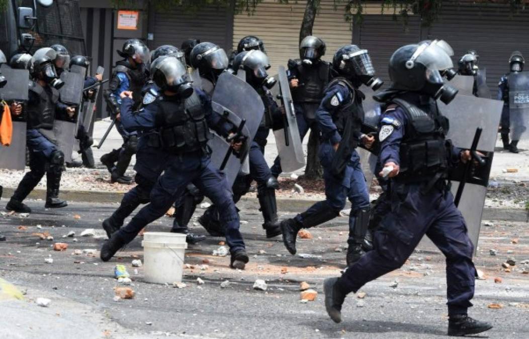 Los disturbios en el centro de la capital, según una fuente policial, fueron causados por individuos con su rostro cubierto que estaban causando daños a la propiedad privada, justo cuando a pocas cuadras, en la Plaza Central, el expresidente Zelaya había pronunciado un discurso.