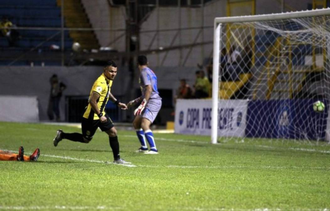 Mario Martínez corre a celebrar su primer gol del partido tras superar a Ricardo Canales. Foto Yoseph Amaya