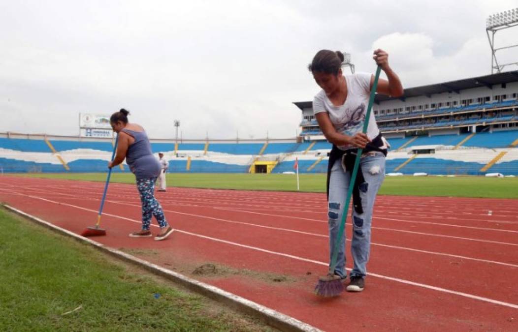 Los trabajos de limpieza no se detienen en el estadio Olímpico.