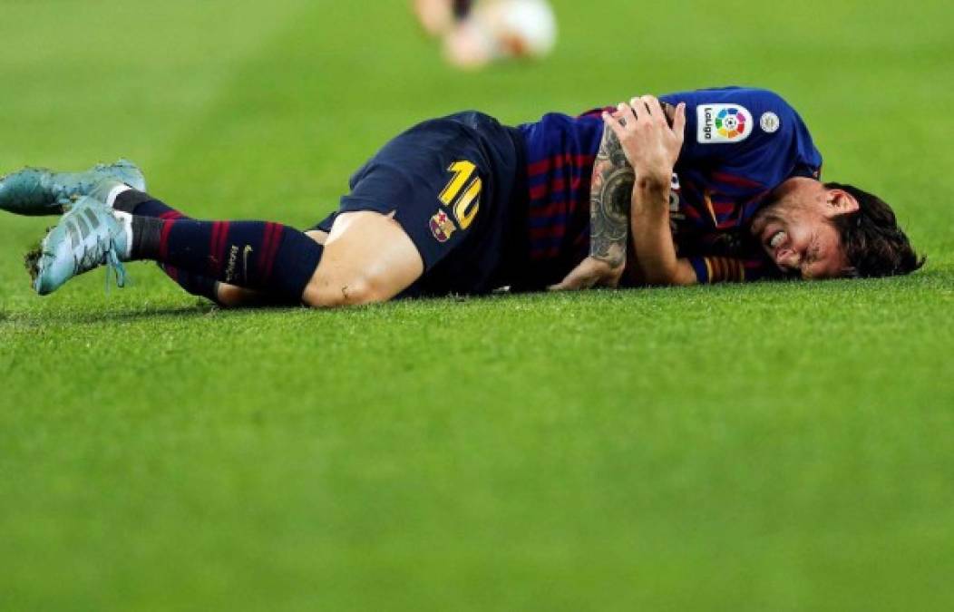 Los aficionados del Barcelona no podían creer al ver a Lionel Messi con evidente signos de dolor tendido en el césped.