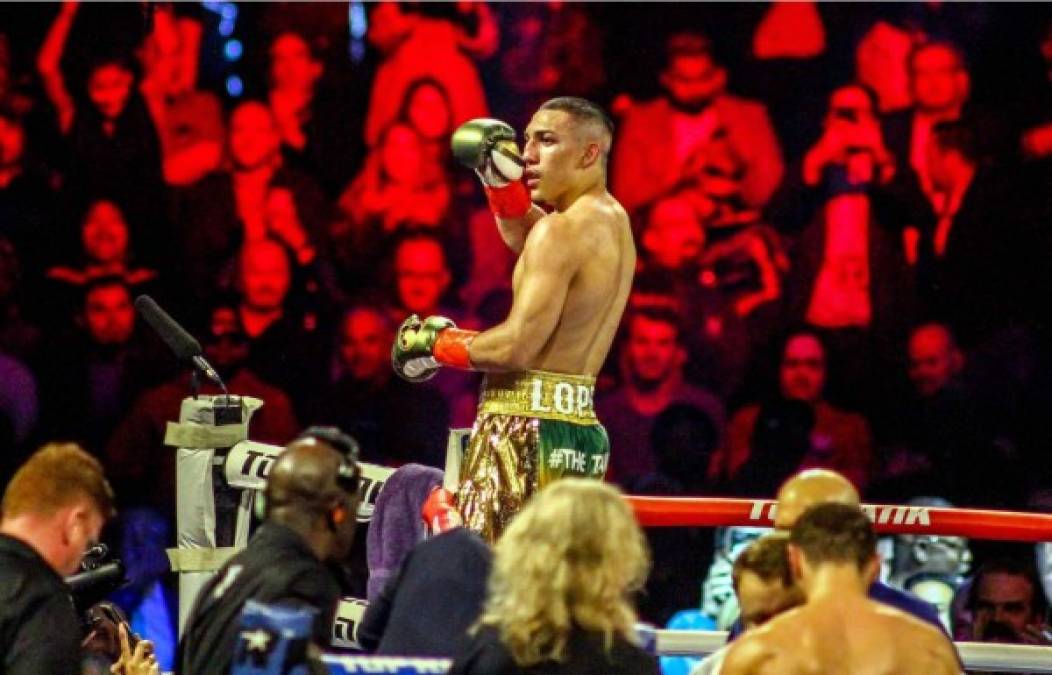 El festejo de Teófimo López sobre las cuerdas del ring del Madison Square Garden. Foto Jonathan Loarca