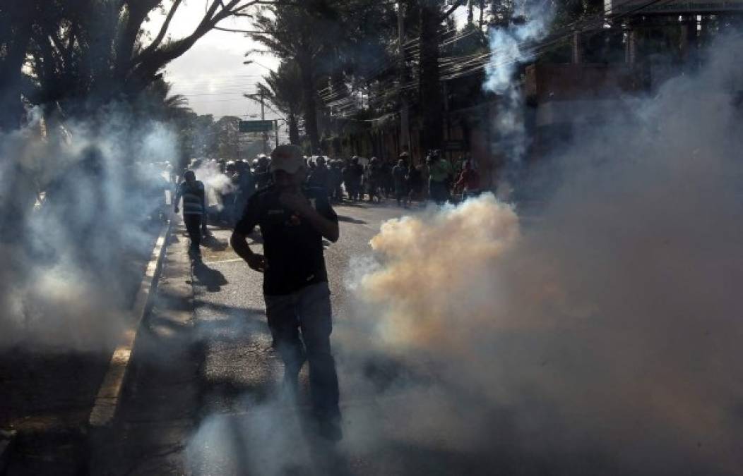 Los bulevares Centroamérica y Los Próceres fueron tomados por miembros del movimiento indignados, quienes se enfrentaron con los policías.