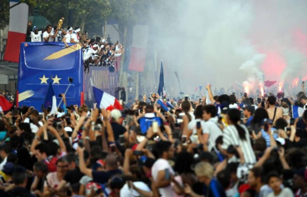 Los campeones del mundo comprobaron el fervor que ha provocado en Francia su logro en el Mundial, aplaudido por cientos de miles de personas en los Campos Elíseos de París.