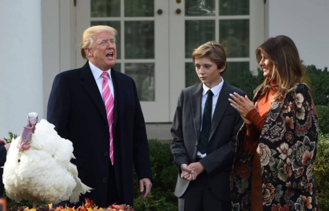 El presidente Abraham Lincoln (1861-1865) estableció la festividad de 'Thanksgiving' (Acción de Gracias) para conmemorar la celebración con la que los colonos británicos que llegaron al país a bordo del 'Mayflower' en 1620, quisieron dar gracias a Dios por su buena cosecha después de un duro invierno. Varios siglos después, Trump, Melania y Barron siguen esa tradición en la Casa Blanca.