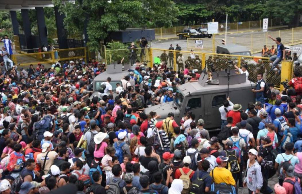 Miles de migrantes hondureños que salieron en caravana de su país superaron un bloqueo de policías y militares en la frontera guatemalteca de Tecún Umán y lograron su objetivo de cruzar a México, en su intento por llegar a Estados Unidos. Foto AFP