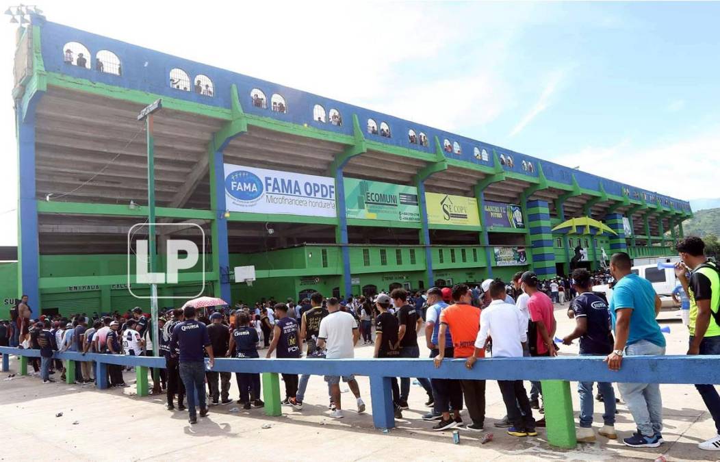 Largas filas se hicieron para ingresar al estadio Juan Ramon Brevé Vargas para el partido Olancho FC-Motagua.