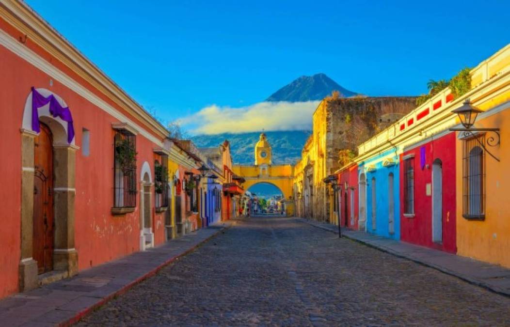 8. Antigua - Guatemala<br/><br/>Antigua es una ciudad pequeña rodeada de volcanes que se encuentra en el sur de Guatemala. <br/><br/>Es conocida por sus edificios coloniales españoles, muchos de los cuales se renovaron tras el terremoto de 1773 que acabó con el reinado de 200 años de Antigua como capital colonial de Guatemala.