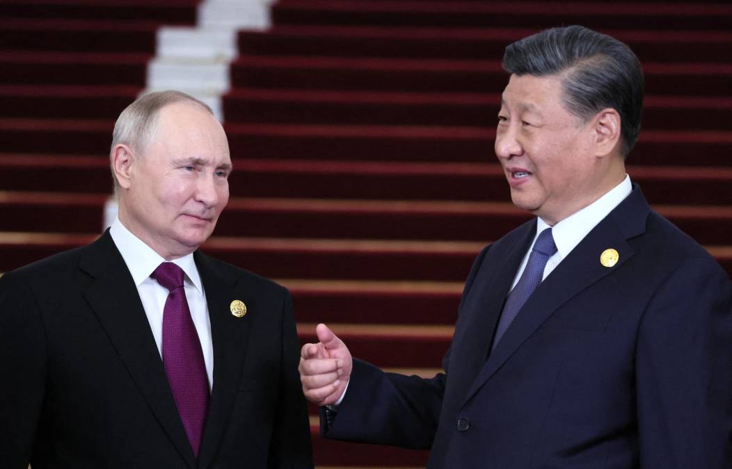 “El presidente Xi Jinping saludó al presidente Vladimir <b>Putin</b> a su llegada, los dos líderes mantuvieron una breve conversación”, indicó la diplomacia rusa en la red social X (antes Twitter).