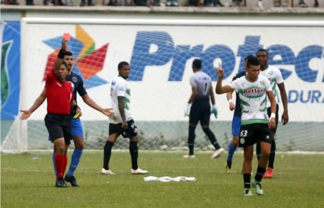 El Juticalpa se quedó con 10 hombres por la expulsión de Emerson Ulloa al ver la segunda tarjeta amarilla.