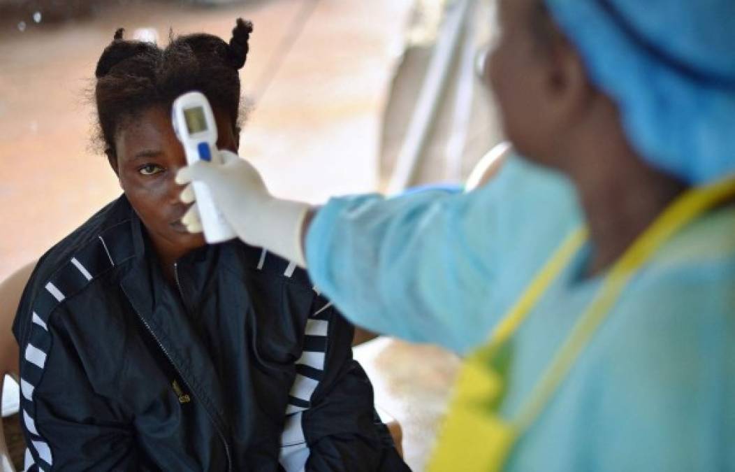 A diferencia de la gripe, este virus no se transmite por el aire. Por tanto, el ébola es menos contagioso que muchas otras enfermedades virales. Foto AFP