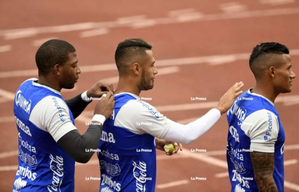 Luis 'Buba' López ayuda a Alex López y éste hace lo mismo con Luis Garrido a colocar los GPS en los chalecos antes del entrenamiento.