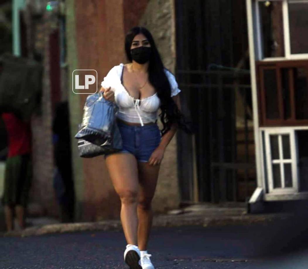 Esta guapa chica llegando al estadio Nacional Chelato Uclés.