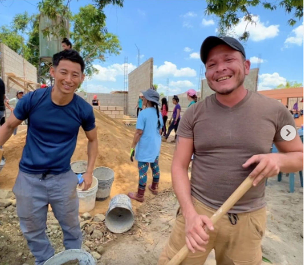 Esa labor como youtuber tiene detrás el enorme propósito de generar más recursos para construir escuelas, un proyecto educativo que Shin comenzó hace varios años, creando la fundación Students Helping Honduras, la cual cuenta con el apoyo de miles de donantes de todo el mundo.
