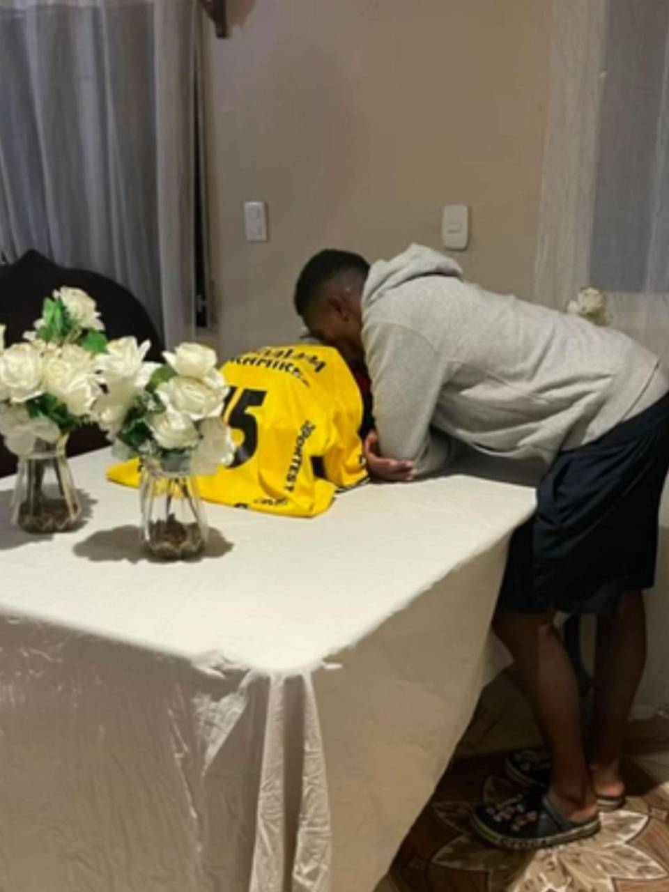 Dixon Ramírez llora la muerte de su hijo recién nacido.