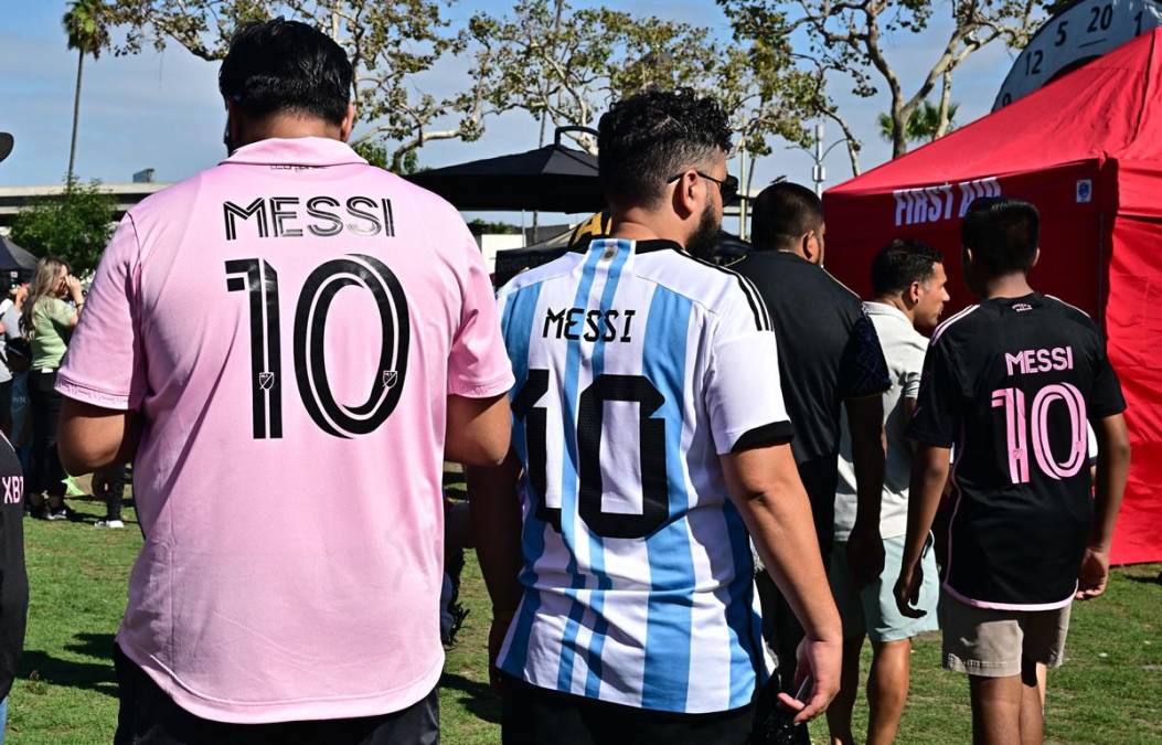 Aficionados de Messi llegando al BMO Stadium de Los Ángeles para ver el partido.