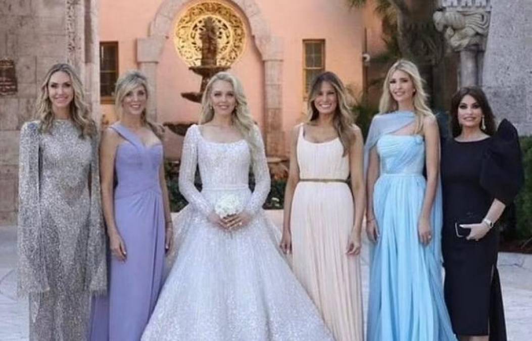 Ivanka también compartió una imagen junto a su madrastra, la ex primera dama Melania Trump, Marla Maples, Lara Trump y Kimberly Guilfoyle.