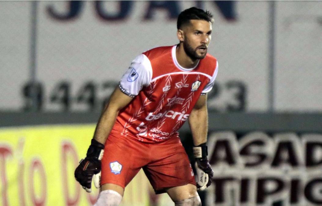 Motagua tiene puestos sus ojos en el portero argentino Matías Quintero, quien defendió de manera destacada la portería del Olancho FC en la campaña anterior. Tiene 34 años e interesa al Ciclón Azul en caso que Marlon Licona o Jonathan Rougier (a quien buscan dos clubes de Centroamérica) no sigan en el club.