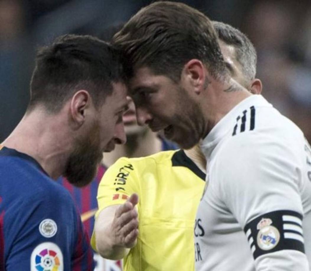 Messi no se quedó de brazos cruzados y tras levantarse se encaró con Sergio Ramos. Durante varios segundos estuvieron frente a frente al extremo que el central mejor pitó el final del primer tiempo.