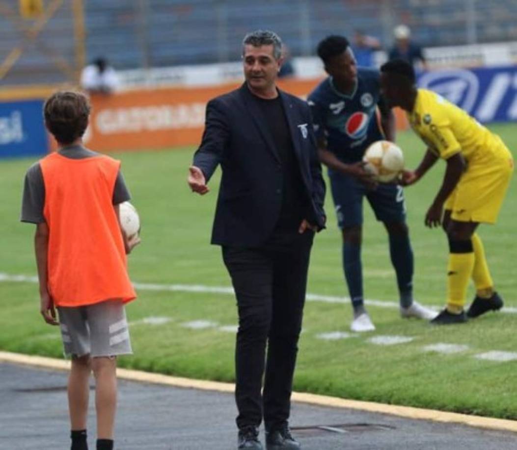 Diego Vázquez le pide el balón a un recogepelotas, quien es su hijo.