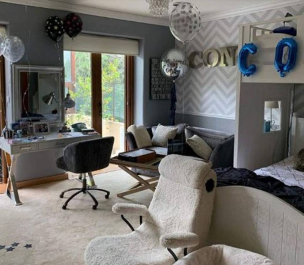 A pesar que no tuvo una fiesta grande, la adolescente estuvo llena de muestras de cariño por parte de su familia.