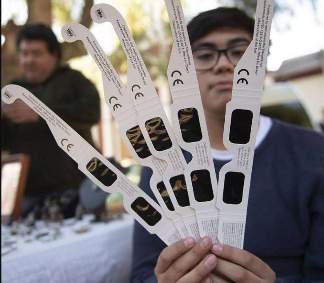 Usa lentes ISO-12312-2. Si ya tiene uno, revisalo porque no se pueden usar con rayones.