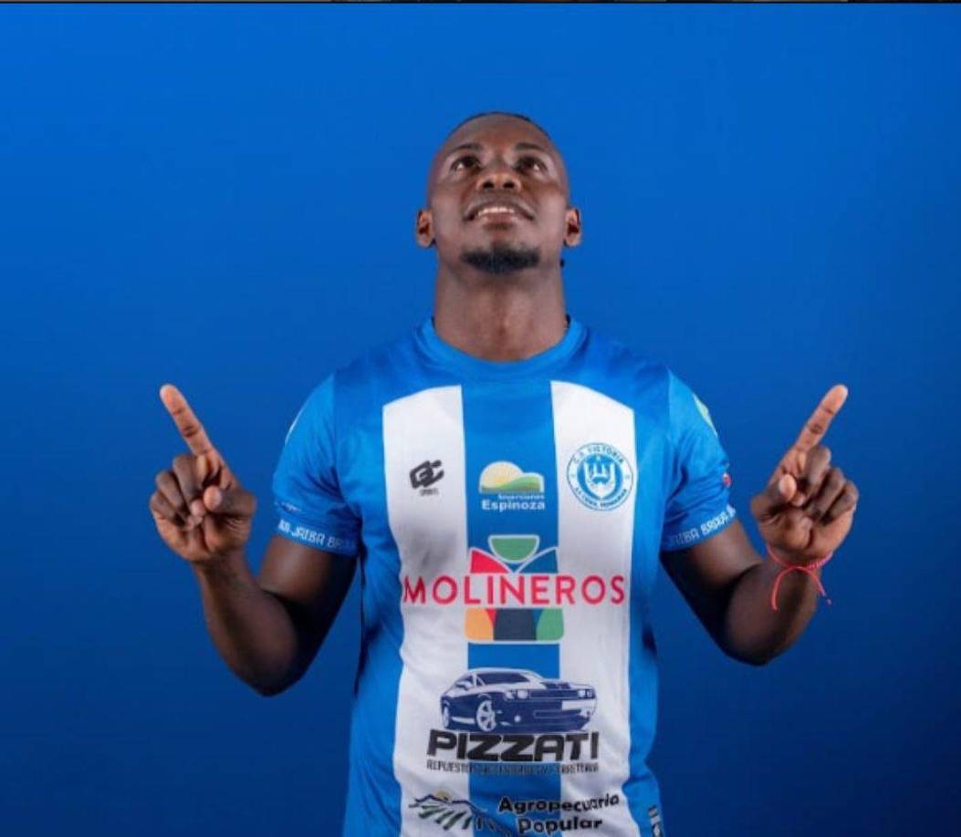 El futbolista hondureño HéctorAranda vuelve al Victoria de cara a la próxima campaña.