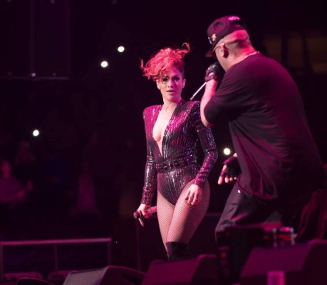 Con 46 años demuestra que tiene una energía única en el escenario.