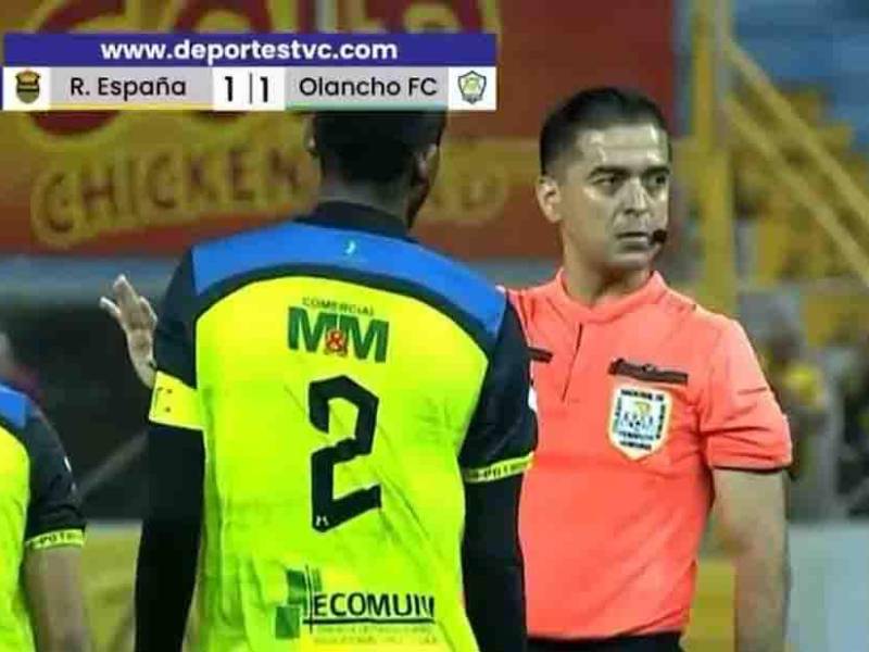 Polémica: Árbitro expulsó a Cristhian Altamirano y luego se retractó