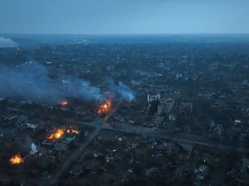 Esta captura de video muestra una vista aérea de los enfrentamientos y destrucciones en la ciudad de Bakhmut, Ucrania, el 26 de febrero de 2023.
