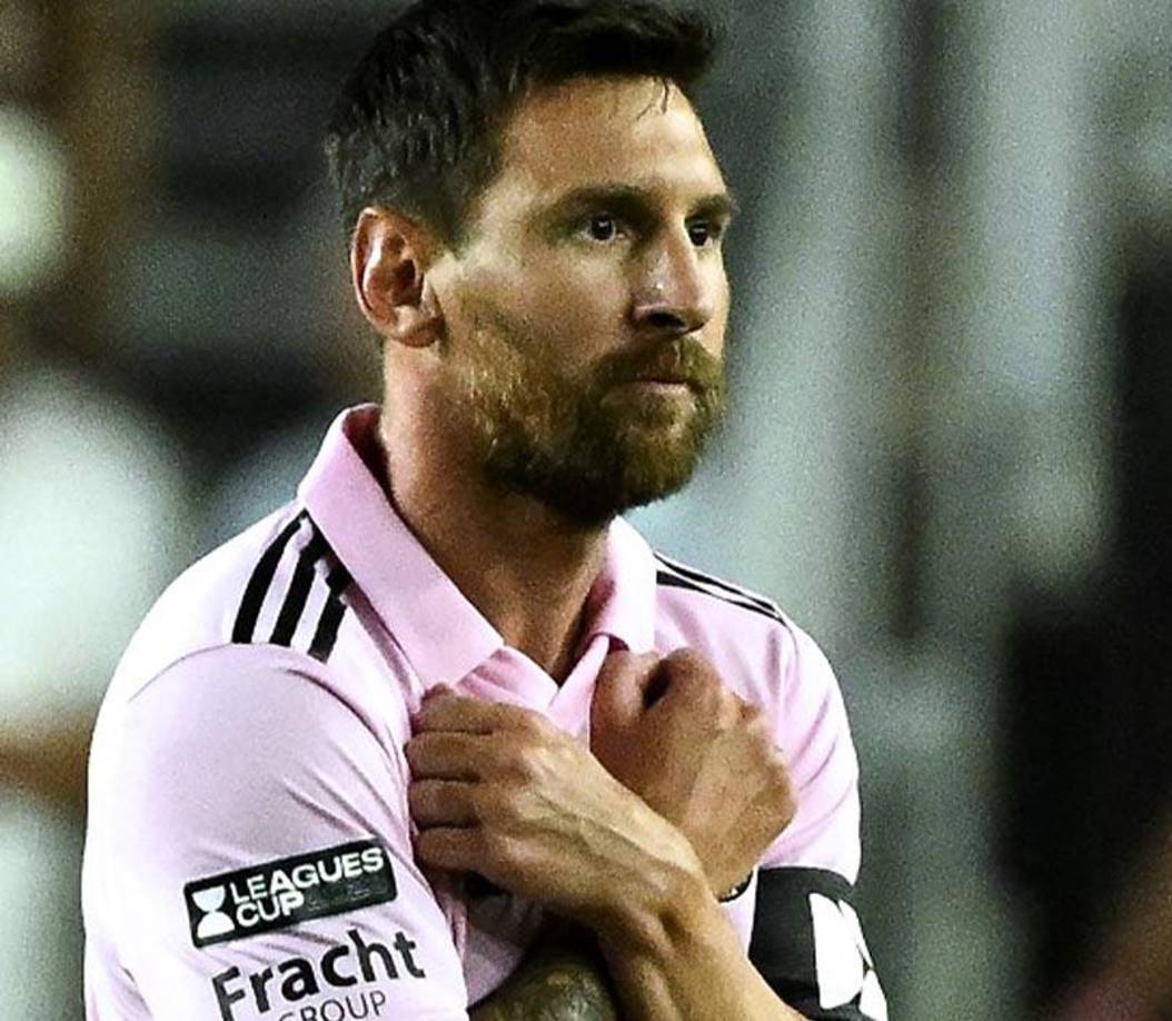 Messi miró serio al sector donde se encontraban sus hijos y luego sonrió.. 