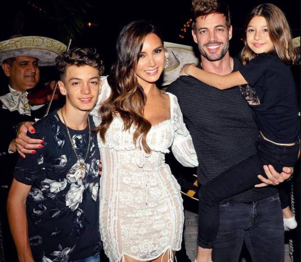 Los actores Elizabeth Gutiérrez y William Levy le habrían dado una nueva oportunidad al amor, y hay varias fotos que lo comprueban. 