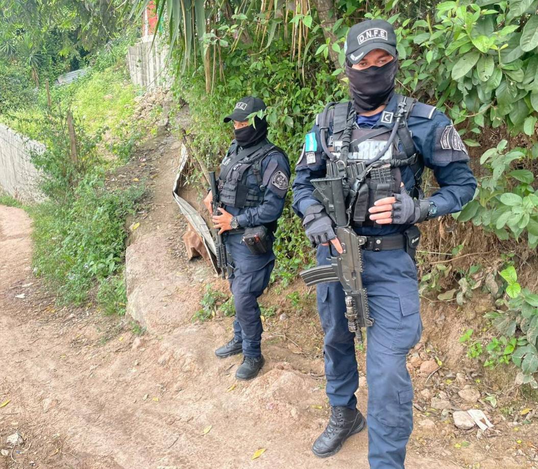 Pandilleros de estructuras criminales habrían transmitido las amenazas a los vecinos de la colonia. Familias completas abandonaron sus hogares a bordo de camiones cargados con sus enseres y otros las trasladaban en sus espaldas. 