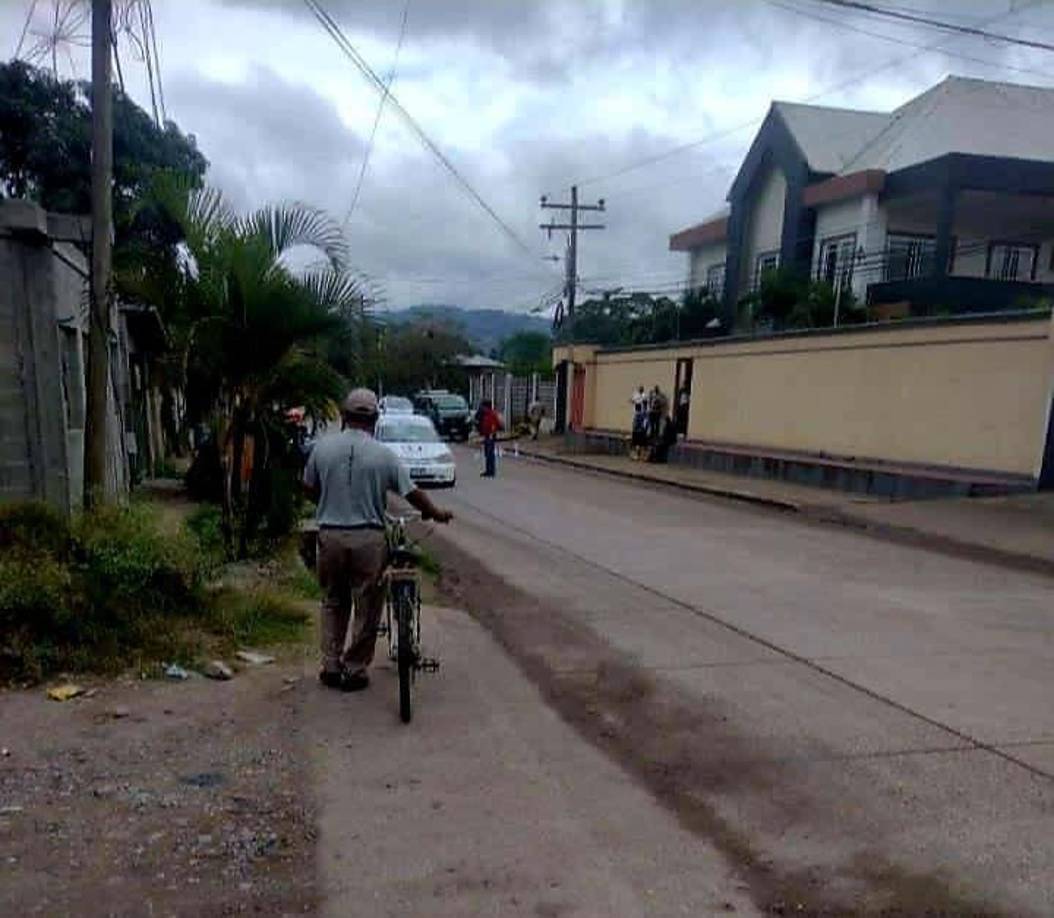 Varios hombres fuertemente armados llegaron en un vehículo y procedieron a perpetrar el asalto que, también, tendría como objetivo secuestrar al empresario y líder religioso de esa ciudad. 