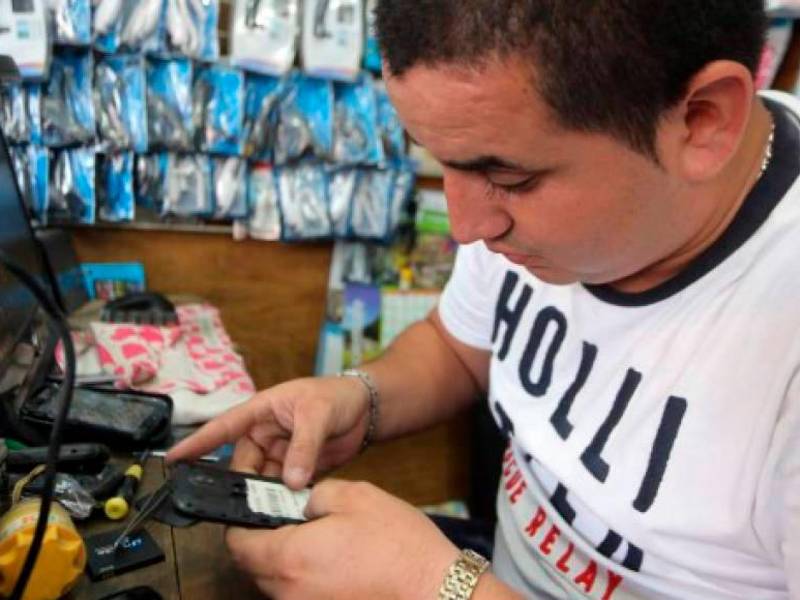 <b><span class=mln_uppercase_mln>La reparación de dispositivos electrónicos también es una profesión con mucha demanda.</span></b>