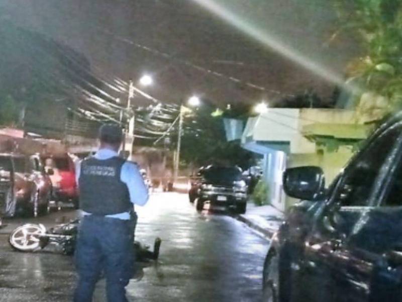 La motocicleta del sujeto quedó tendida junto a su cuerpo.
